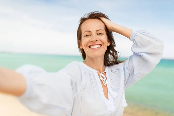 Zomervakantie Recreatieve Concept Gelukkig Lachende Vrouw Nemen Selfie Strand — Stockfoto