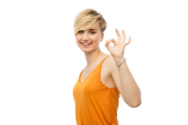 Ευτυχής χαμογελαστοί νεαρή γυναίκα δείχνει εντάξει χέρι πινακίδα — Φωτογραφία Αρχείου