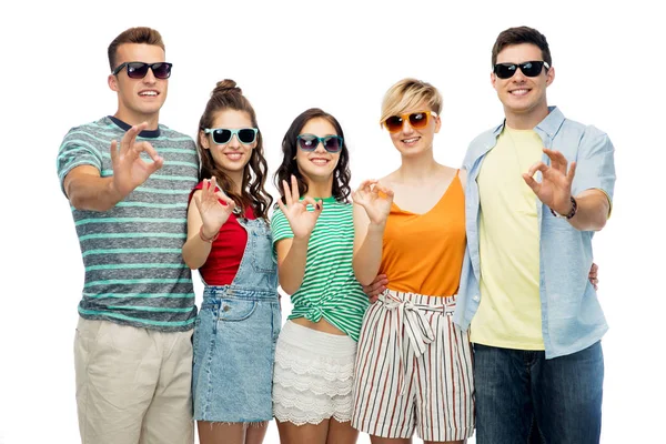 Amigos em óculos de sol mostrando ok sinal de mão — Fotografia de Stock