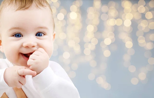 Närbild på lilla bebis över ljus bakgrund — Stockfoto