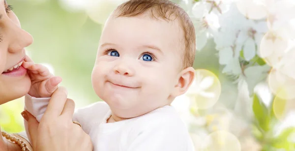 Madre con bambino su sfondo fiore di ciliegio — Foto Stock