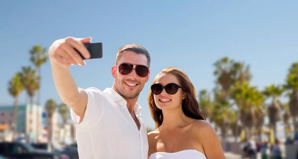 Pareja en tonos haciendo selfie sobre playa de Venecia —  Fotos de Stock