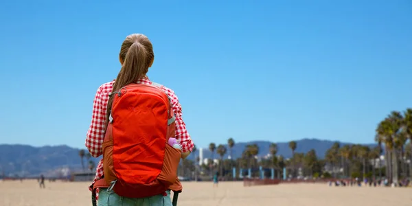 Женщина с рюкзаком на пляже Венис — стоковое фото