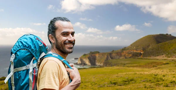 Крупный план человека с рюкзаком над большим побережьем — стоковое фото