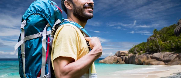 Primer plano de hombre con mochila sobre seychelles — Foto de Stock