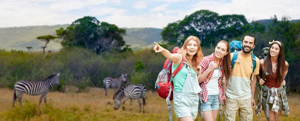 Amici con zaini sopra savana africana — Foto Stock