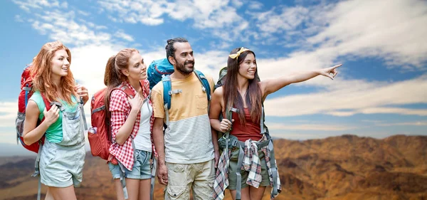 Group of friends with backpacks over mountains — Stock Photo, Image