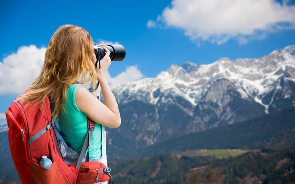 Sırt çantası ve Alp Dağları üzerinden kamera kadınla — Stok fotoğraf