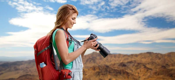 Nő a hátizsák és a fényképezőgép hegyek felett — Stock Fotó