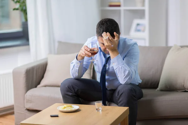 Homme ivre boire de l'alcool et fumer la cigarette — Photo