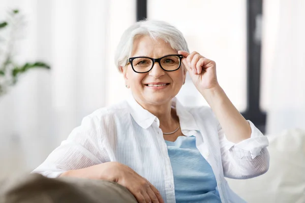 Ritratto di donna anziana felice in occhiali a casa — Foto Stock