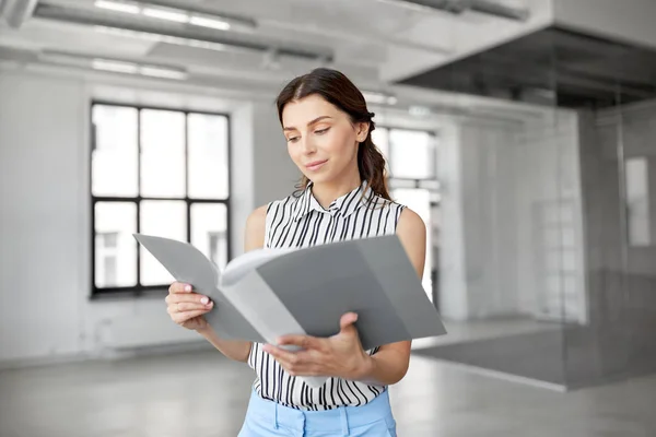 Businesswoman or realtor with folder at office — Stock Photo, Image