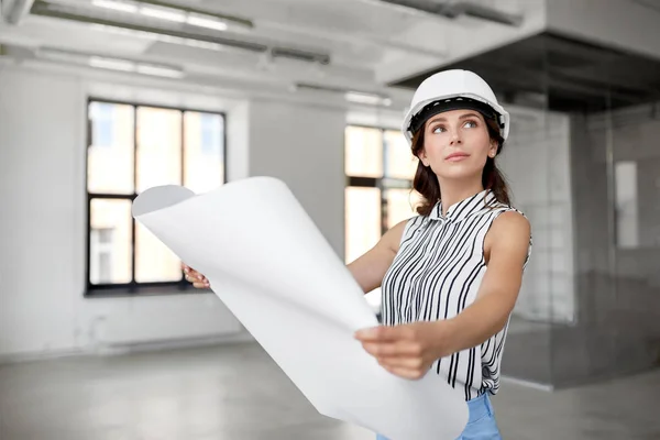 Arquiteto em capacete com planta na sala de escritório — Fotografia de Stock