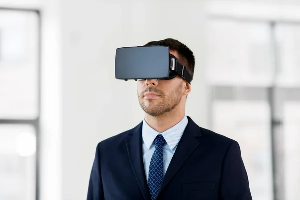 Hombre de negocios con auriculares de realidad virtual en la oficina —  Fotos de Stock