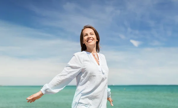 Gelukkig lachende vrouw op zomer-strand — Stockfoto
