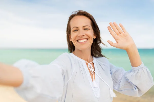 Felice donna sorridente prendendo selfie sulla spiaggia estiva — Foto Stock