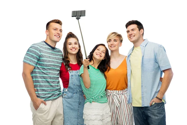 Amici che scattano selfie da smartphone — Foto Stock