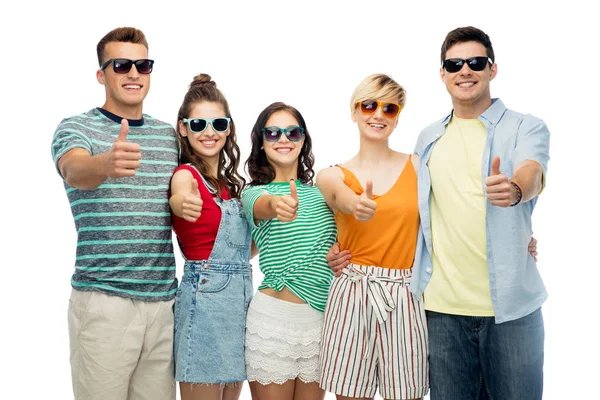 Amigos em óculos de sol mostrando polegares para cima — Fotografia de Stock