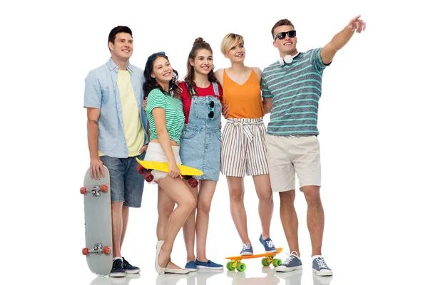 Přátelé s skateboardy nad bílým pozadím — Stock fotografie