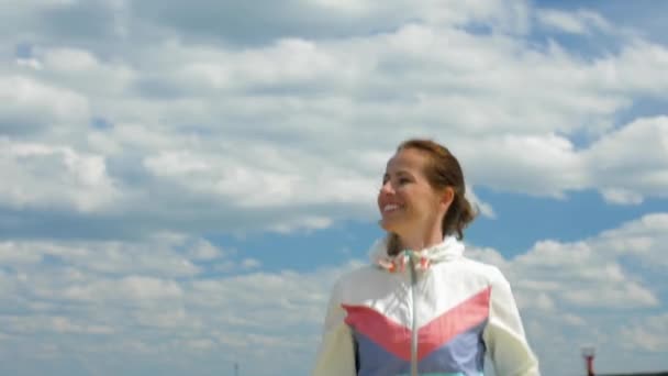 Sonriente mujer corriendo a lo largo de playa — Vídeos de Stock