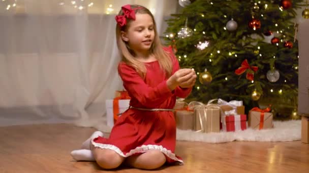 Menina feliz jogando com Sparkler no Natal — Vídeo de Stock