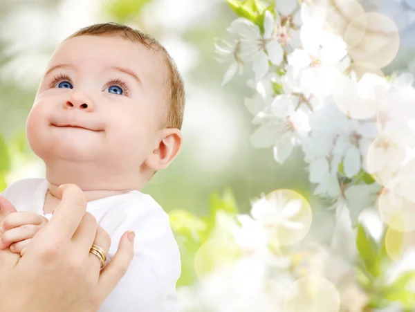 Nahaufnahme von süßem Baby mit Mutterhand — Stockfoto