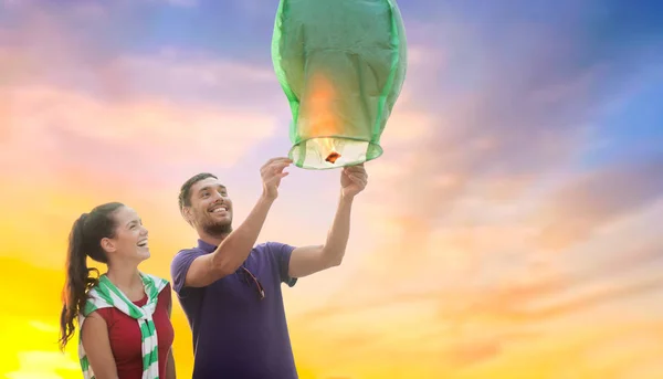 Lyckligt par lanserar kinesiska sky lantern — Stockfoto