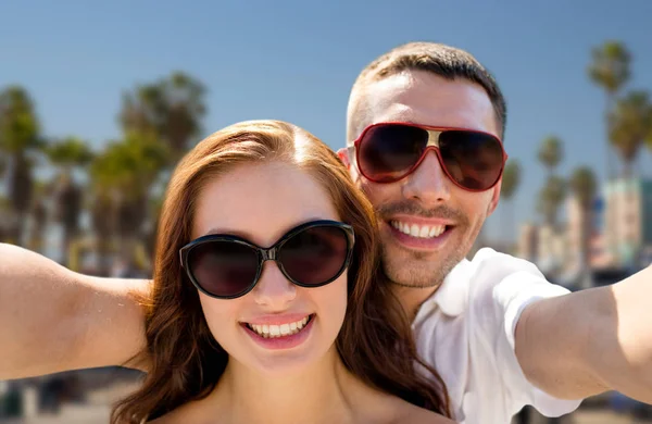 Couple in shades making selfie over venice beach — Stock Photo, Image