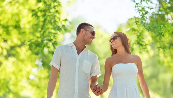 Feliz pareja cogida de la mano sobre fondo natural —  Fotos de Stock