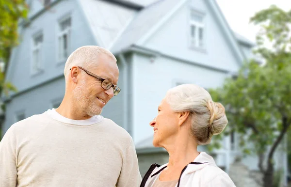 Alter Unterkunft Und Immobilienkonzept Glückliches Seniorenpaar Vor Wohnhaus Hintergrund — Stockfoto