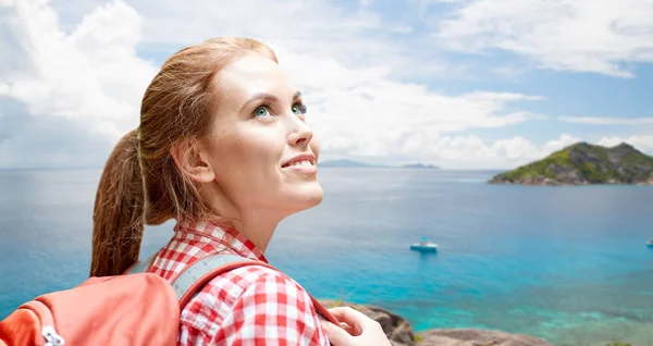 Mulher feliz com mochila sobre ilha seychelles — Fotografia de Stock