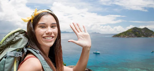 Wanita bahagia dengan ransel di atas pulau Seychelles — Stok Foto