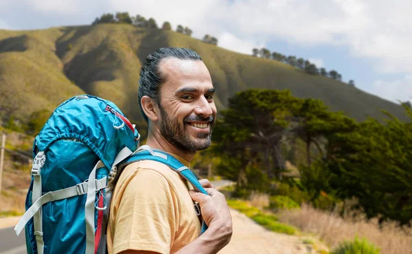 Närbild på mannen med ryggsäck över big sur kullar — Stockfoto