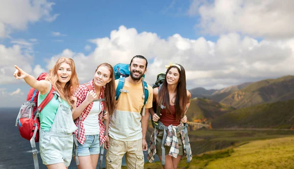 Group of friends with backpacks on big sur coast — Stock Photo, Image