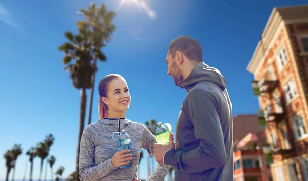 Pareja de deportistas con agua sobre la playa de Venecia — Foto de Stock