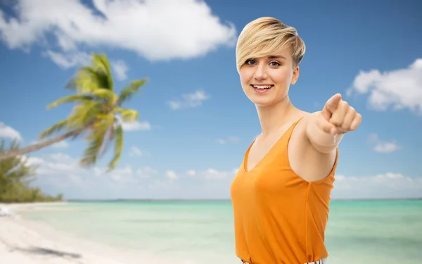 Jonge vrouw wijzend op u glimlachen — Stockfoto