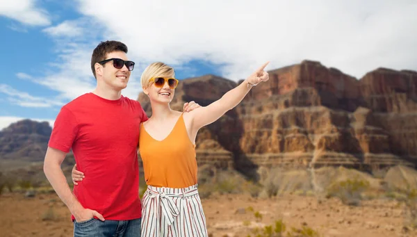 Sorrindo casal em óculos de sol abraçando — Fotografia de Stock