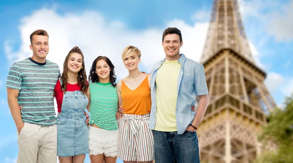 Amigos felizes abraçando sobre eiffel torre fundo — Fotografia de Stock