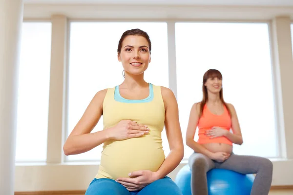 在健身房锻炼球的孕妇 — 图库照片