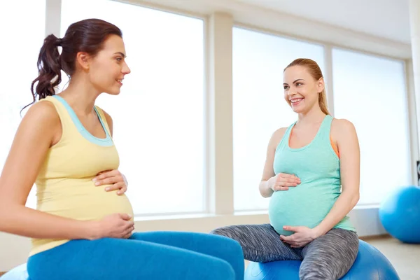 Pregnant women sitting on exercise balls in gym — Stock Photo, Image