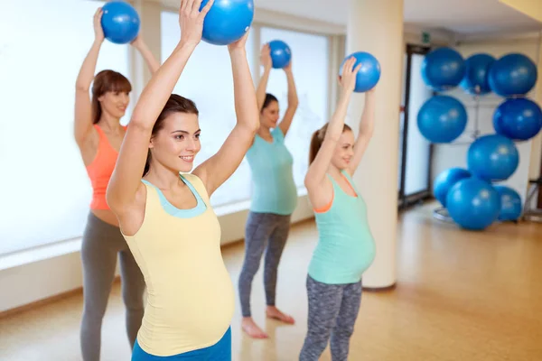 Entrenamiento de mujeres embarazadas con bolas de ejercicio en el gimnasio —  Fotos de Stock