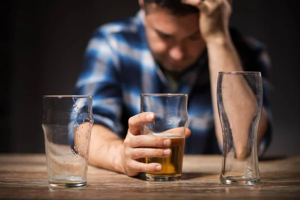 Αλκοολικός πίνει μπύρα από το γυαλί, το βράδυ — Φωτογραφία Αρχείου