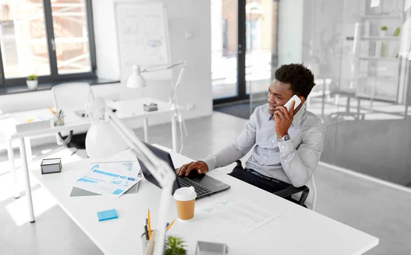 Hombre de negocios llamando en teléfono inteligente en la oficina —  Fotos de Stock