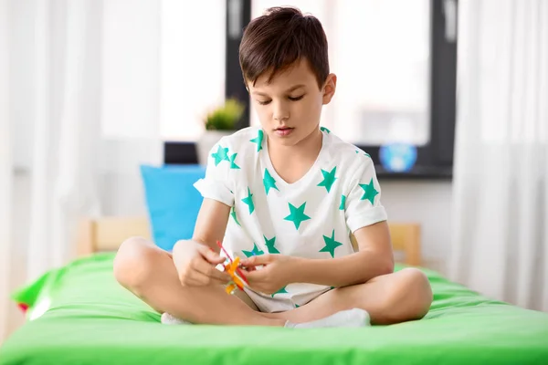 Glücklicher kleiner Junge spielt zu Hause mit Flugzeugspielzeug — Stockfoto