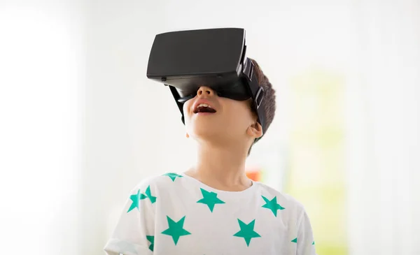 Menino em realidade virtual fone de ouvido jogando em casa — Fotografia de Stock