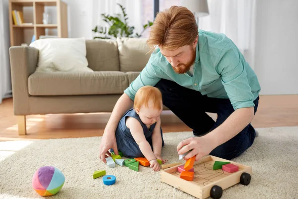 Baba ve bebek evde oyuncak bloklarla oynama — Stok fotoğraf