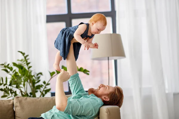 Padre feliz con la niña en casa —  Fotos de Stock