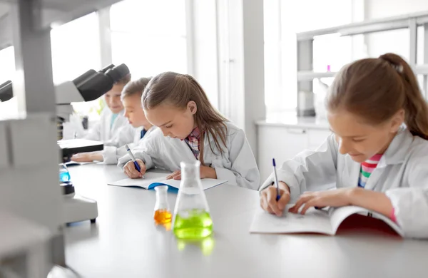 Niños estudiando química en el laboratorio de la escuela — Foto de Stock