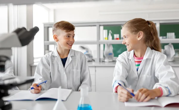 Szczęśliwy kids studiował chemię w szkole laboratorium — Zdjęcie stockowe