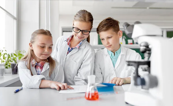 Děti studium chemie ve školní laboratoři — Stock fotografie